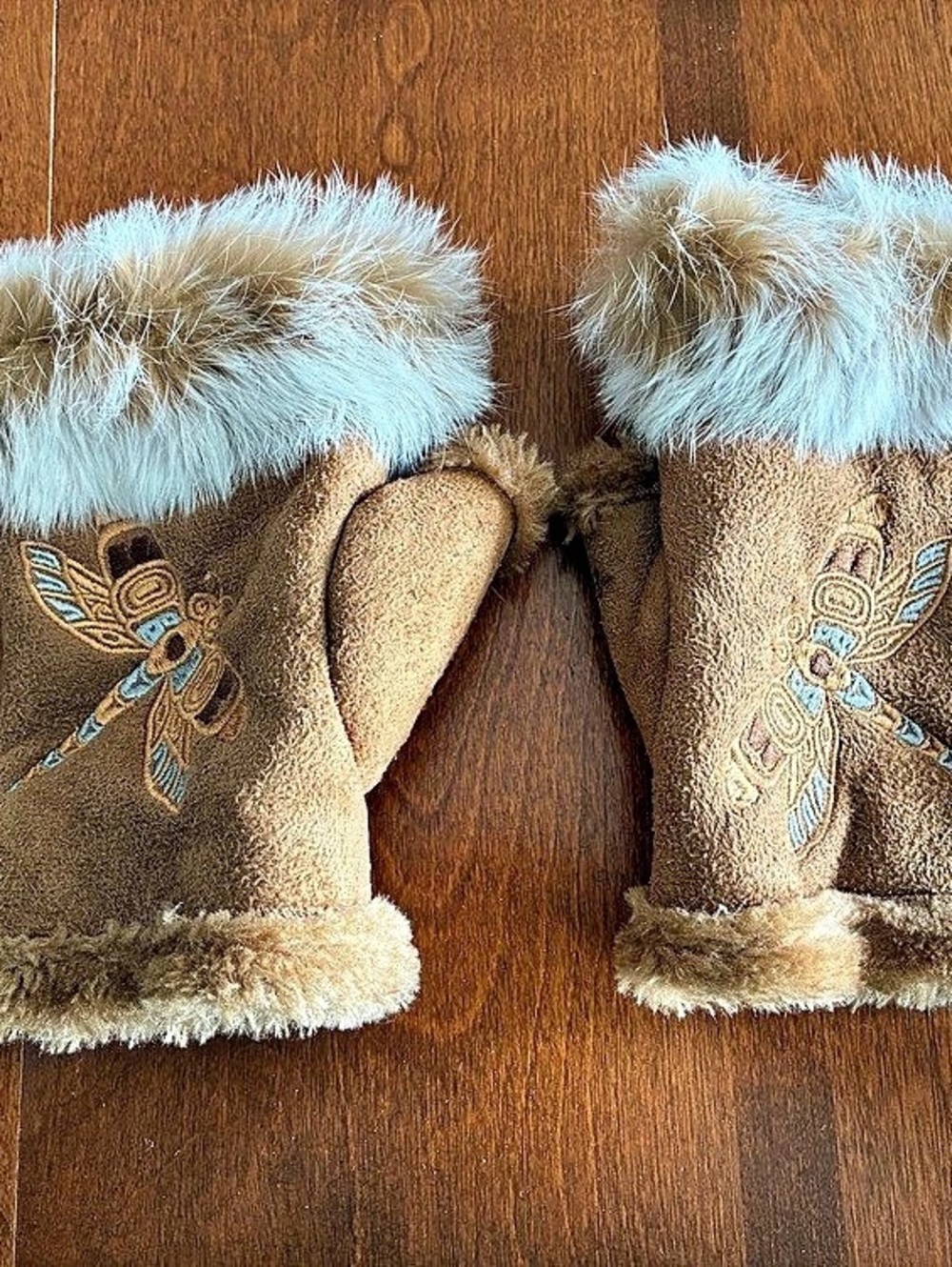 Fur Cuff Embroidered Pacific Coast First Nations Fingerless gloves in Brown